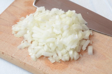 Zwiebel auf Schneidbrett