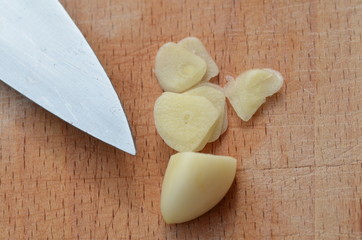 Knoblauchl auf Schneidbrett