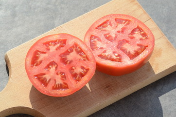Tomate auf dem Schneidbrett