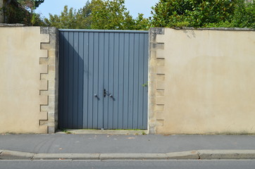 Mur d'enceinte et portail