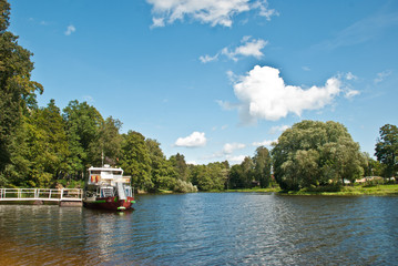Naklejka premium Imbarcazione sul fiume