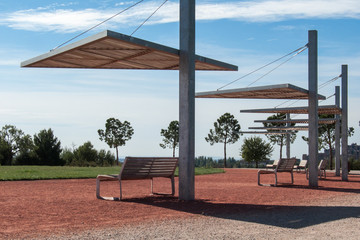 Structures of benches and shade platforms