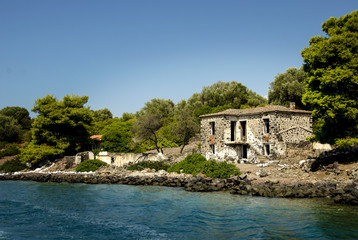 Fototapeta na wymiar Old abandoned stone house on a greek small island