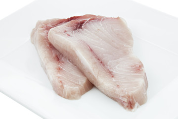 Zwei Scheiben roher Schwertfisch auf Teller