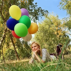 Tuinposter Frau mit Luftballons im Gras © Robert Kneschke