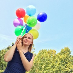 Frau im Sommer mit bunten Ballons