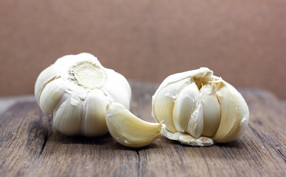 Organic garlic whole and cloves