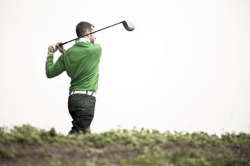 homme jouant au golf