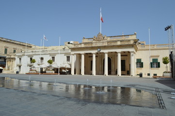 Fototapeta premium valletta fountain and main guard building malta