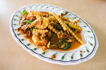 Fried shrimp curry with vegetables