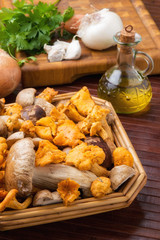 Funghi porcini e finferli in un cestino su un tavolo