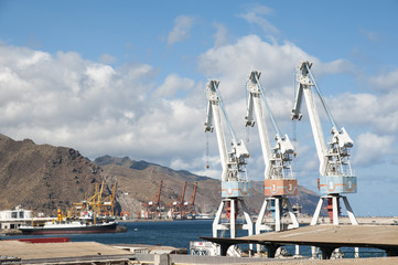 Fototapeta na wymiar cranes of the port