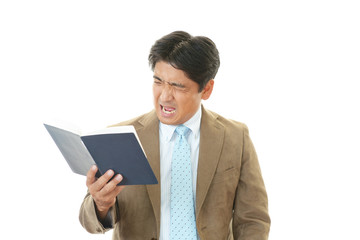 疲れた表情のビジネスマン