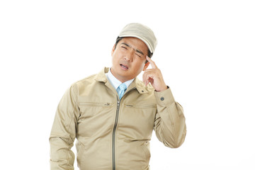 疲れた表情の労働者