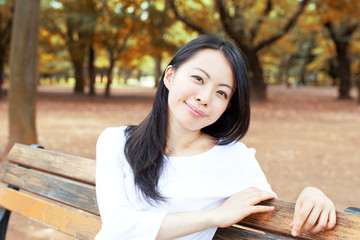 Obraz premium 公園のベンチに座る女性