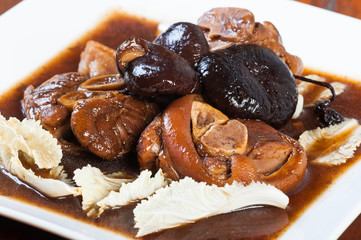 braised pork leg with shitake mushroom
