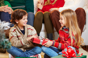 Schwester gibt Bruder Geschenk zu Weihnachten