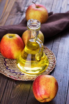 Apple vinegar and apples