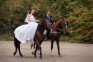 wedding couple on horses