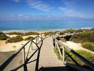 Holzsteg zum Sandstrand in Andalusien