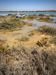 Altes Fischerboot in Hafeneinfahrt von Sancti Petri