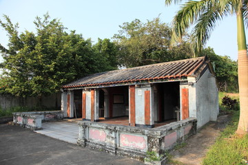 Naklejka premium abandoned temple in a Chinese village, Hong Kong