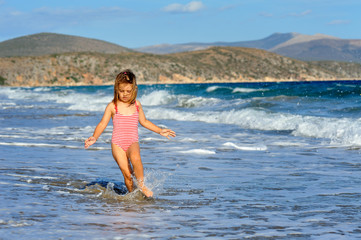 Fototapeta na wymiar Toddler girl at beach
