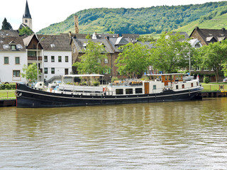Fototapeta na wymiar waterfront Ellenz Poltersdorf village on Moselle