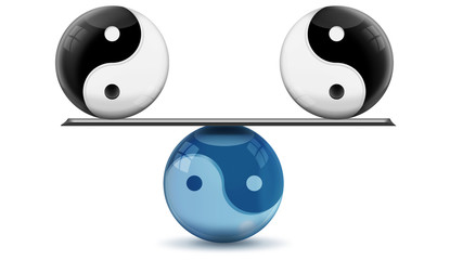 Yin und Yang auf Waage im Gleichgewicht, freigestellt
