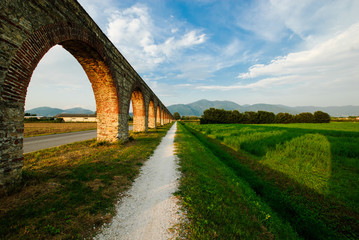 Acquedotto Mediceo di Pisa, costruzione pilastri e archi