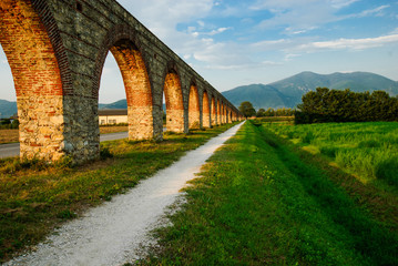 Acquedotto Mediceo di Pisa, costruzione pilastri e archi