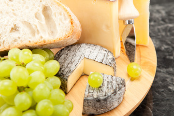 Käseplatte mit Weintrauben und Weissbrot