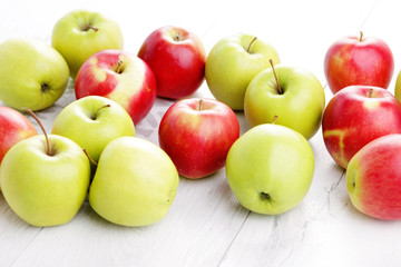 green and red apples