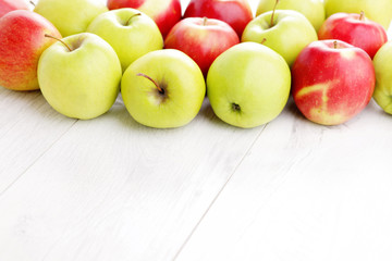 green and red apples