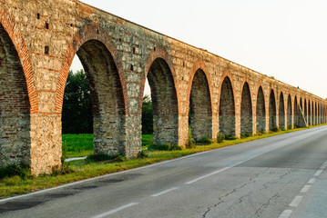 Fototapeta na wymiar Acquedotto Mediceo di Pisa, costruzione pilastri e archi