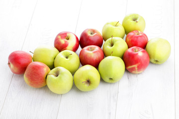 green and red apples