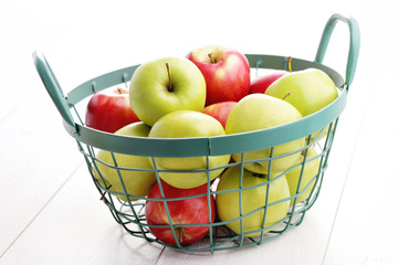 green and red apples