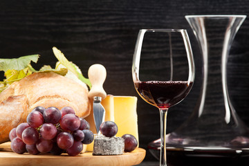 Panele Szklane  Czerwone wino z winogronami z deski serów i chlebem