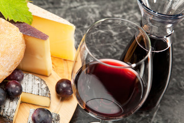 Rotwein mit Käseplatte  Weintrauben und Brot