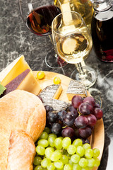Gourmetspeise, Käseplatte mit Trauben Brot und dazu Wein