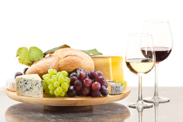 Gourmetspeise, Käseplatte mit Trauben Brot und dazu Wein