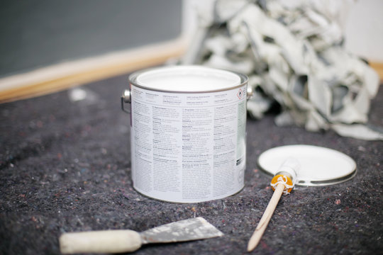 farbtopf,pinsel und spachtel