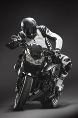 Motorrad Rennfahrer vor schwarzem Hintergrund #01
