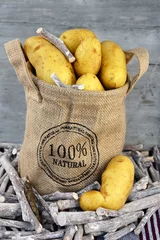Tapeten Natuurlijke biologische aardappelen © trinetuzun