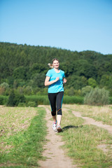 Erwachsene Frau beim Joggen