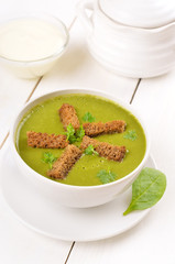 Spinach soup with dried crusts