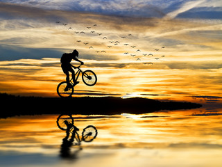 Fototapeta na wymiar corriendo con la bici en el lago