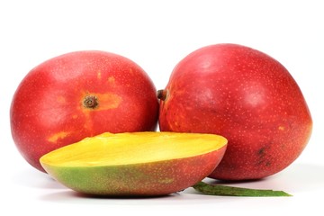 Mangos isoliert auf weißem Hintergrund