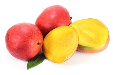 Mangos isoliert auf weißem Hintergrund