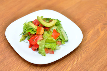 Салат из свежих овощей с авокадо